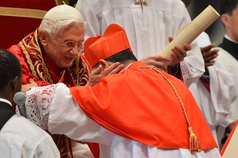 Benedicto XVI impone el birrete cardenalicio al arzobispo de Manila, Luis Antonio Tagle. | Afp