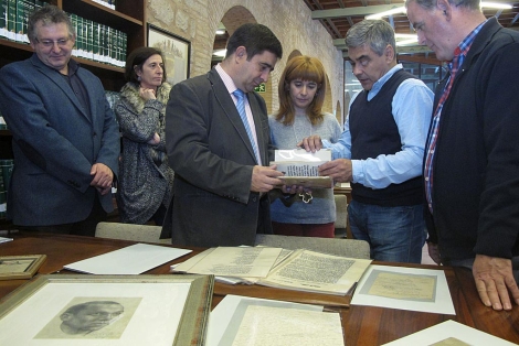 El presidente de la Diputacin de Jan observa algunos documentos del legado del poeta. | M. Cuevas
