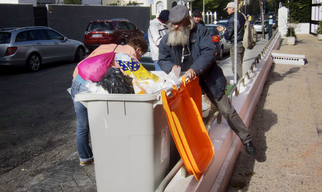 Mendigos buscando en la basura. | Carlos Garca Pozo