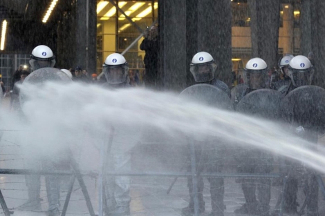 Los manifestantes arrojan leche a la polica en Bruselas.| Reuters