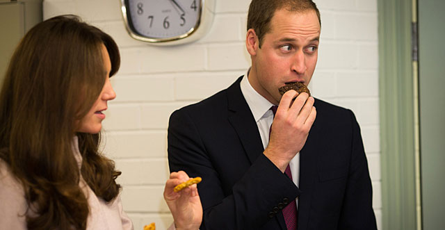 Guillermo y Catalina prueban unas galletas durante su visita a Cambridge. | Reuters