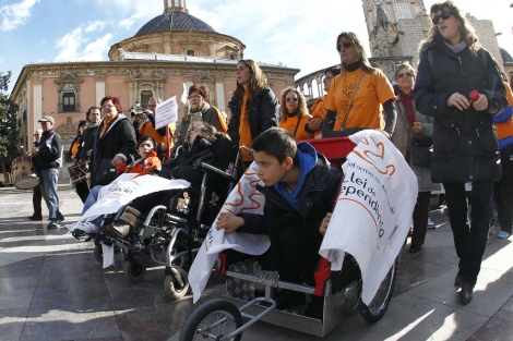La Marcha de Discapacitados, en la plaza de la Virgen de Valencia. | J. Cullar