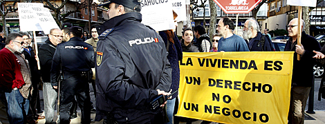 Concentracin en Torrelavega (Cantabria) en contra de los desahucios. | Efe