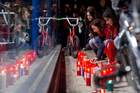 Velas en recuerdo de las vctimas de la tragedia. | Gonzalo Arroyo