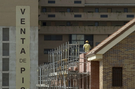 Un obrero en una vivienda nueva en construccin en Madrid. | G. Arroyo