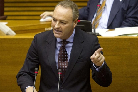 Alberto Fabra en la tribuna del Parlamento valenciano | Benito Pajares