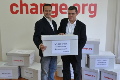 Pablo Herreros y Mario Tascón posan con las firmas obtenidas en esta segunda iniciativa.