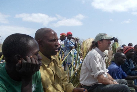 Gabriel Gonzlez, presidente de Kobo Safari con la tribu Hadzabe.