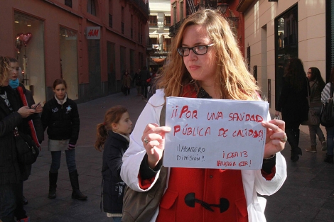 Una mdico residente informa de su protesta a los viandantes en Sevilla.| C. Mrquez