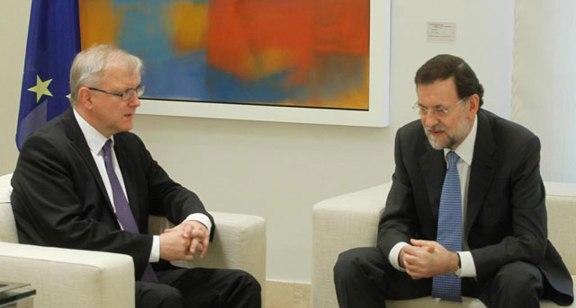 Rajoy durante una reunin con Rehn en el Palacio de la Moncloa. | Jos Aym