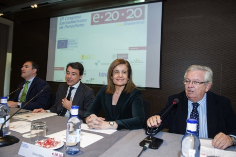 La ministra junto al presidente de la Comunidad de Madrid y el periodista Fernando Jaregui. | Efe