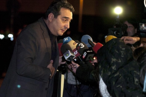 El alcalde conversa con los periodistas antes de declarar. | scar Espinosa
