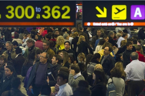 Una multitud de pasajeros en Barajas durante el cierre aéreo de 2010. | El Mundo