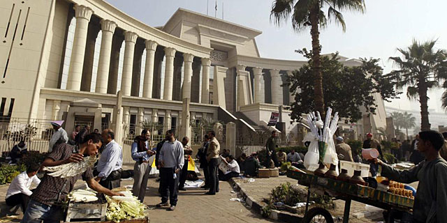 Vendedores ambulantes, frente a la sede del Tribunal Constitucional egipcio. | Reuters