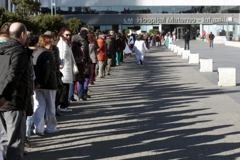 Cadena humana alrededor del Hospital de La Paz . | Efe