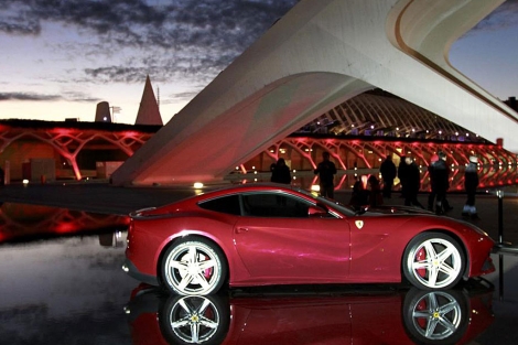 Uno de los vehículos Ferrari en la gala del sábado por la noche en Valencia | Efe