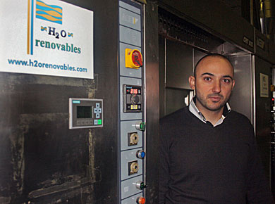 Salvador Roque, junto al horno que funciona con biomasa. | M. Cuevas