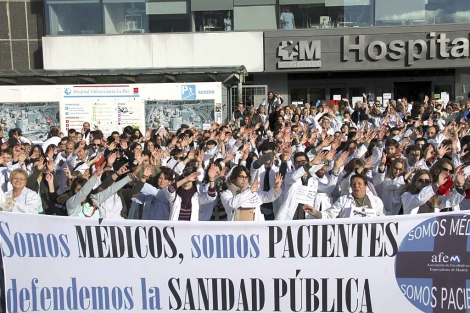 Concentracin de mdicos a las puertas del Hospital de La Paz.| Efe