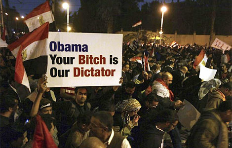 Un cartel en la protesta que dice: 'Obama, tu puta (sic) es nuestro dictador'.| Efe