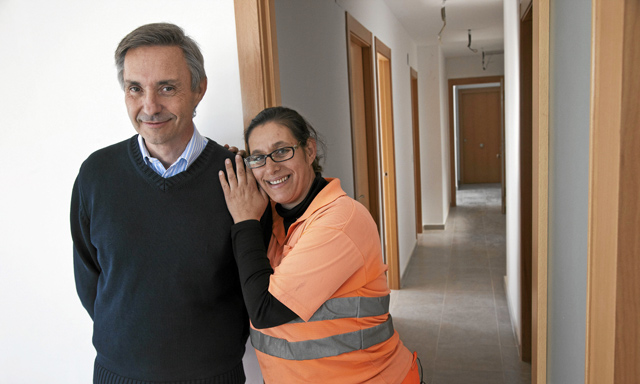 El promotor Antonio Gimeno y una de las beneficiadas por la iniciativa. | Vicent Bosch