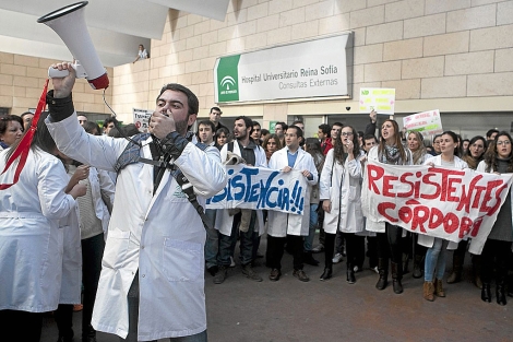 Mdicos residentes protestan a las puertas del hospital Reina Sofa de Crdoba. | M. Cubero
