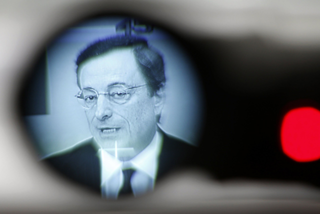 El presidente del BCE, Mario Draghi, visto a travs de una cmara. | Reuters