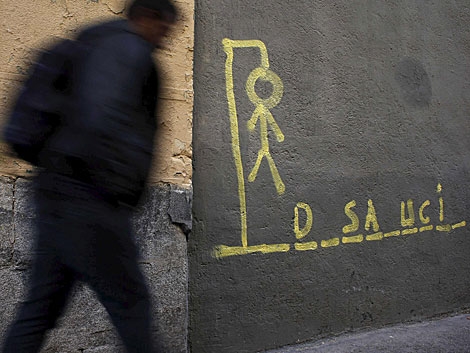 Pintada contra los desahucios en una calle de Madrid. | Susana Vera / Reuters