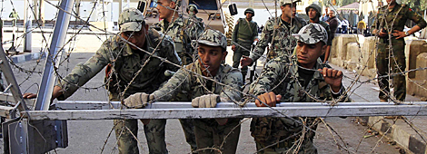 Soldados colocan barreras alrededor del palacio presidencial. | Reuters