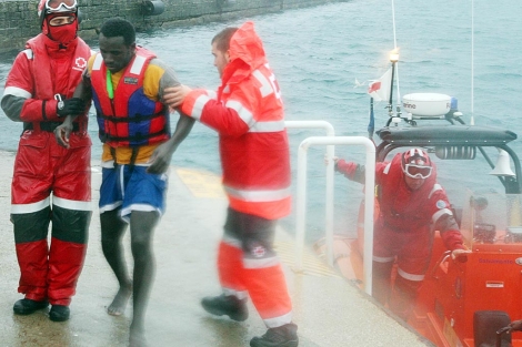 Voluntarios de la Cruz Roja atienden a uno de los inmigrantes en Tarifa. | F. Ledesma