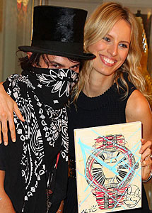 Karolina Kurkova, con el artista Alec Monopoly . G3
