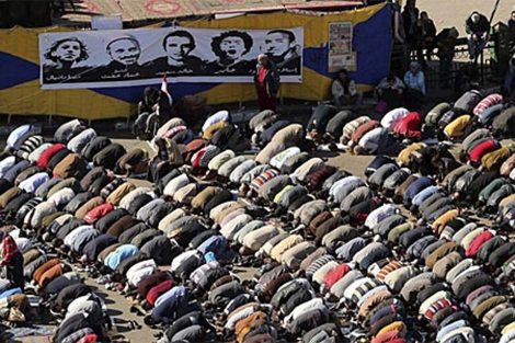 Detractores de Mursi rezan en la Plaza Tahrir. | Efe