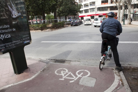 Un ciclista circulando por el carril bici en Valencia. | Vicent Bosch