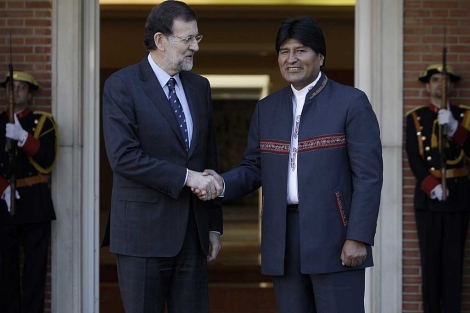 Mariano Rajoy recibe a Evo Morales en la entrada de La Moncloa. | Foto: A. Di Lolli.