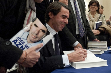 Aznar, firmando ejemplares de su libro 'Memorias I'. | Foto: Gonzalo Arroyo.