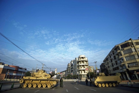 Los tanques del Ejrcito, en torno al palacio presidencial. | Foto: Afp