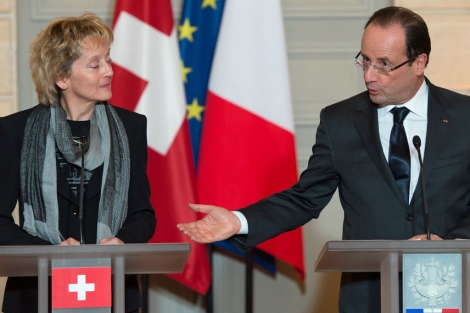 El presidente francs, Franois Hollande, con su homloga suiza, Eveline Widmer-Schlumpf. | Afp
