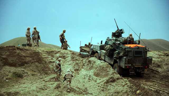 Militares espaoles intentan desencallar un vehculo militar del fango, en la provincia de Badghis. | M. B.
