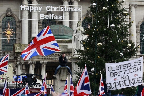 Manifestantes a favor de la bandera británica en el Ayuntamiento de Belfast. | Reuters