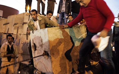 Detractores de Mursi quitan una barrera ante el palacio. | MS IMGENES