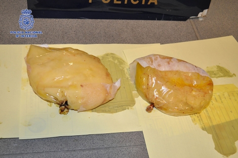 Imagen facilitada por la Polica con las prtesis mamarias de cocana.