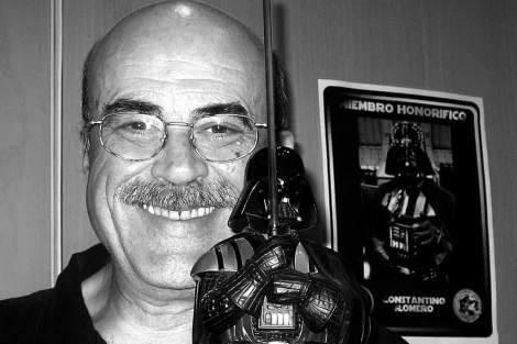 Constantino Romero posa sonriente con el busto de Darth Vader. | ELMUNDO