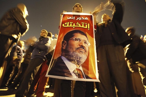 Simpatizantes del presidente egipcio, Mohamed Mursi, con una imagen de l. | Reuters
