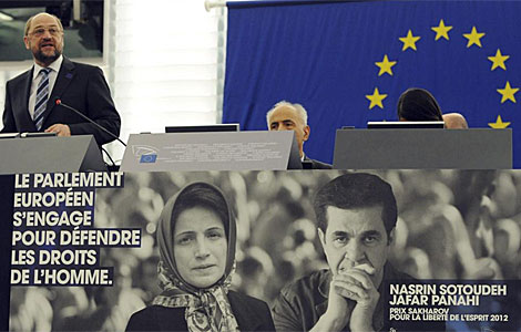 El presidente del Parlamemto Europeo y un cartel de los iranes.| Efe