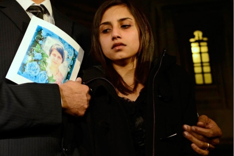 La hija de Jacinta, con su padre, tras una reunin en el Parlamento. | Reuters