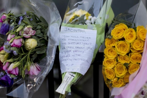 Flores y notas en recuerdo a Saldanha en el hospital londinense donde trabajaba. | Reuters