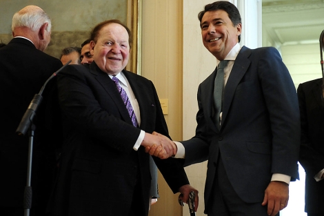 Adelson y Gonzlez se saludan tras su anterior encuentro el pasado octubre. | Bernardo Daz