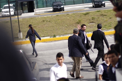 John McAfee (centro), escoltado por agentes de Guatemala, antes de volar a Miami. | Reuters