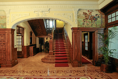 'Hall' con la escalera principal y el acceso para el servicio. | Justy