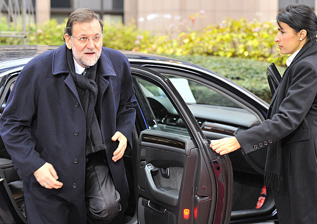 Mariano Rajoy se baja del coche oficial a su llegada a la sede de la UE. | Georges Gobet / Afp