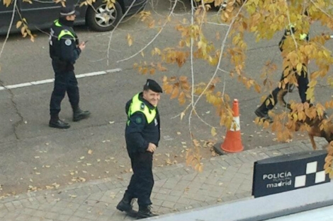 Policas vigilando la unidad de Carabanchel. | E. M.